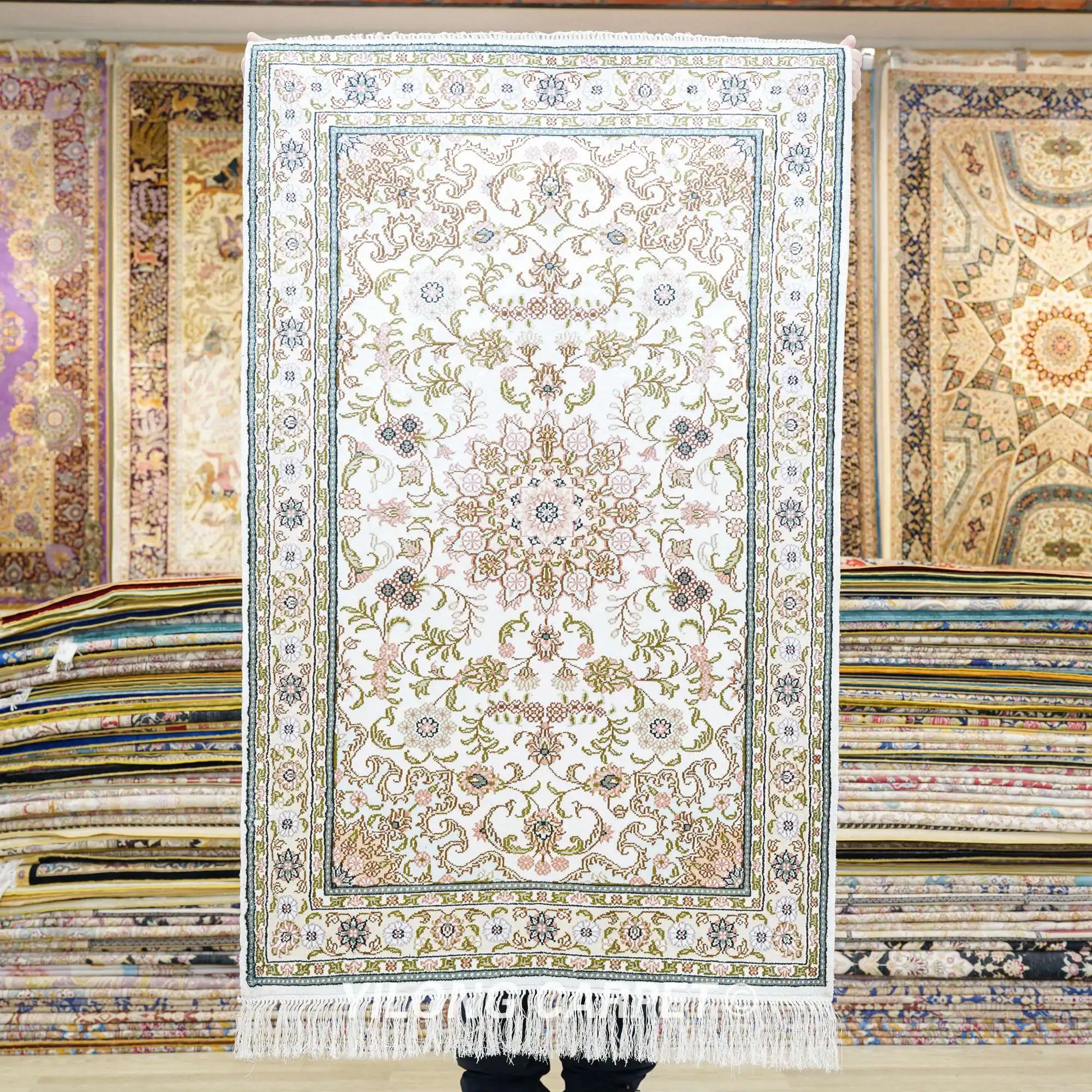 

76x122cm Small Hand Knotted Silk Carpets Traditional Handmade Area Rug (YHW349B)