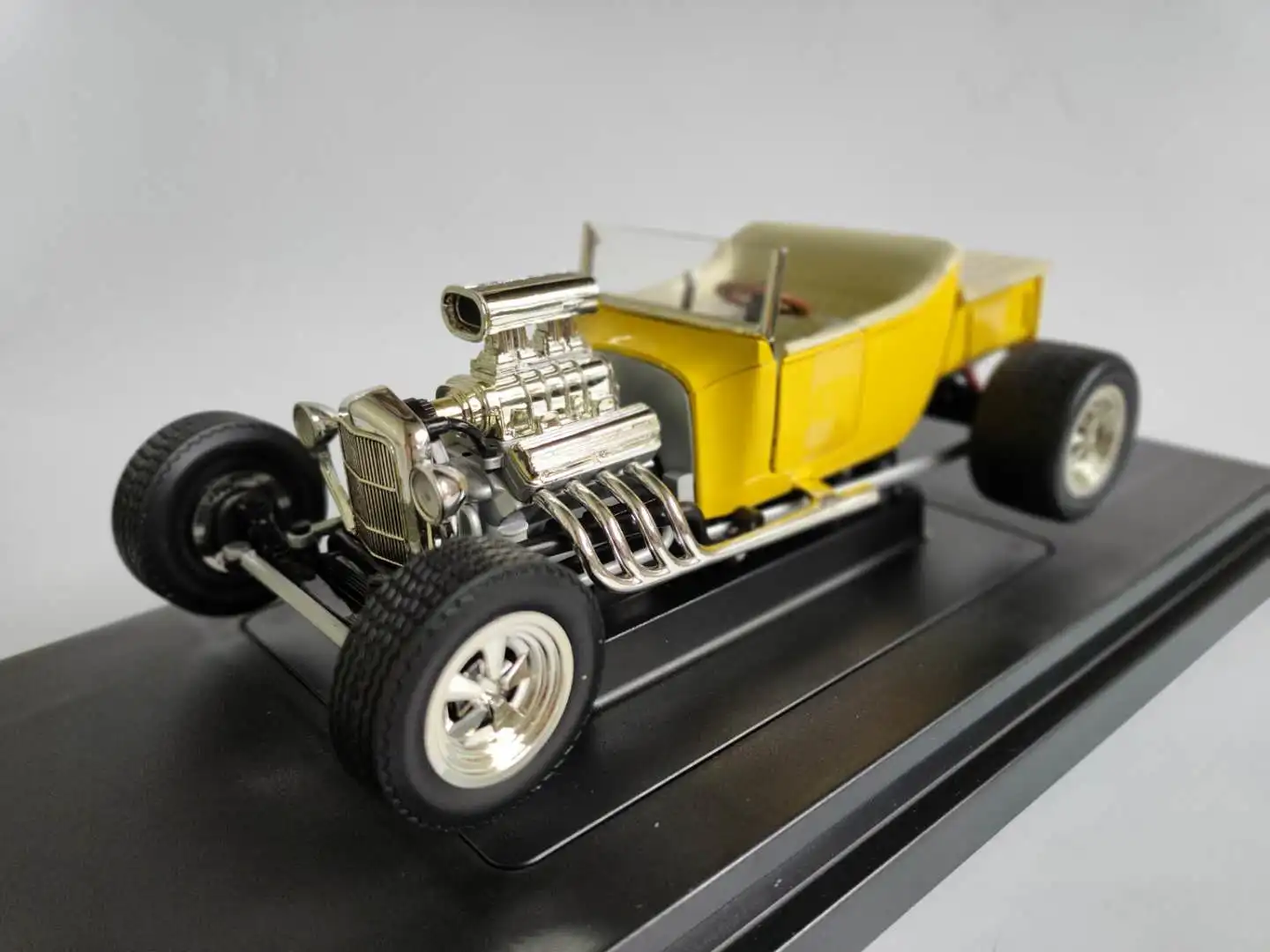 

ERTL 1:18 Ford TBUCKET Vintage Car Alloy Fully Open Simulation Limited Edition Alloy Metal Static Car Model Toy Gift