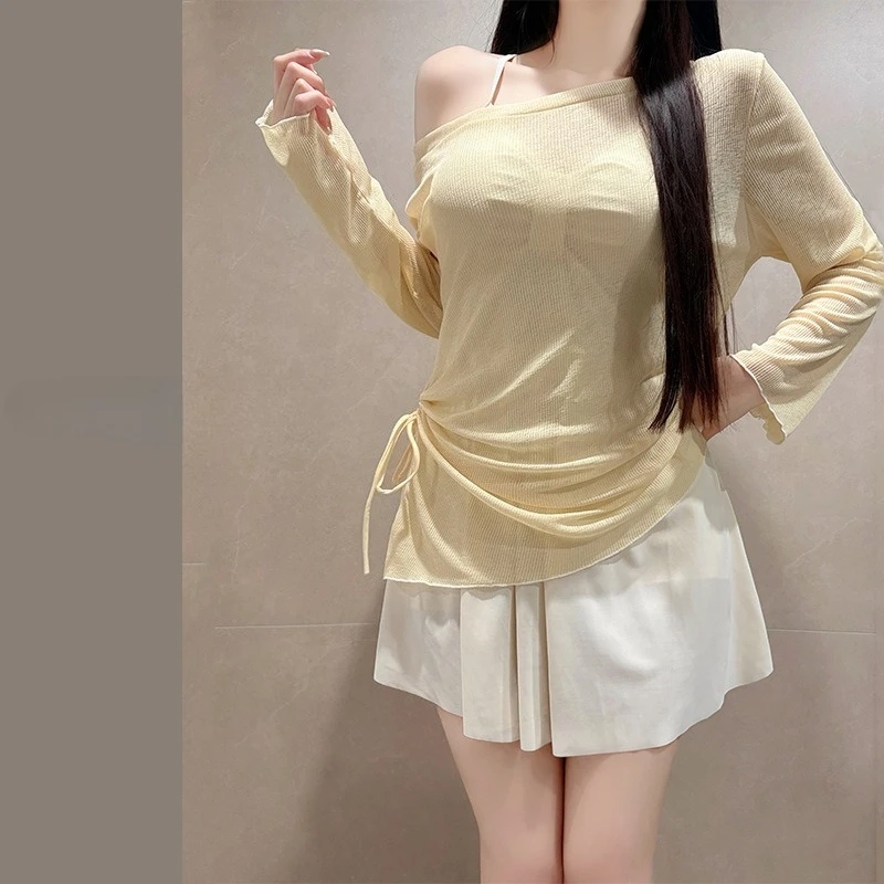 

Сексуальный консервативный купальник оверсайз с бантом, состоящий из двух частей: бежевое мини-платье, кюлоты, бикини с длинными рукавами и вырезом-лодочкой, накидка-туника.