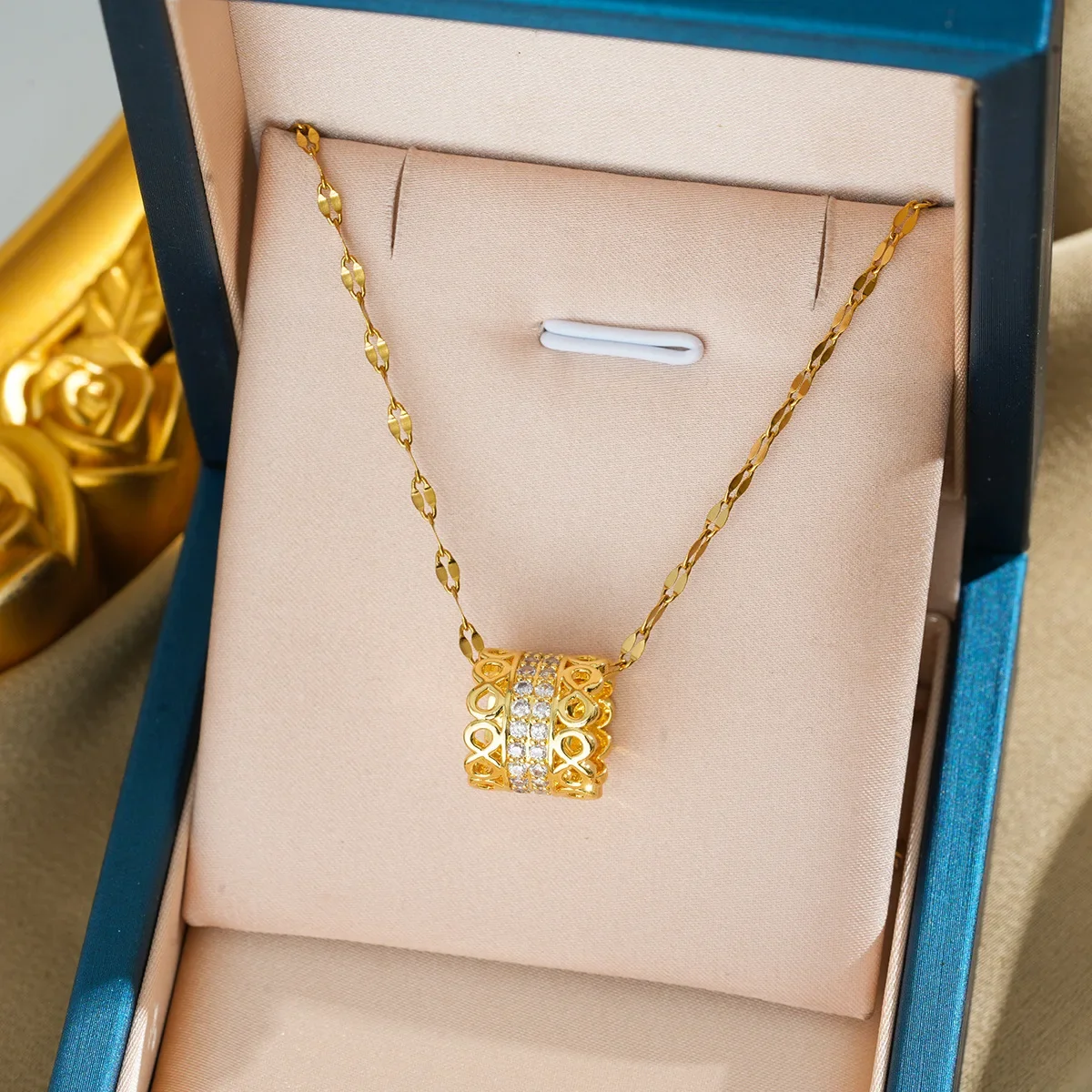 Слегка инкрустированное бриллиантами кольцо, модное и универсальное, золотое кольцо с бриллиантовым краем и жемчугом из титановой стали.