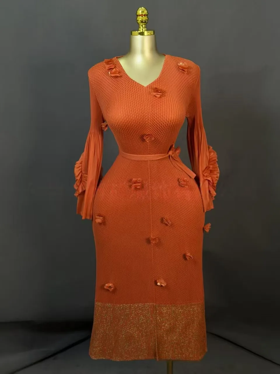 miyake-–-robe-plissee-et-bronzante-pour-femme-haut-de-gamme-elegante-couleur-unie-echelle-de-peche-manches-petales-industrie-lourde-nouvelle-collection-2026