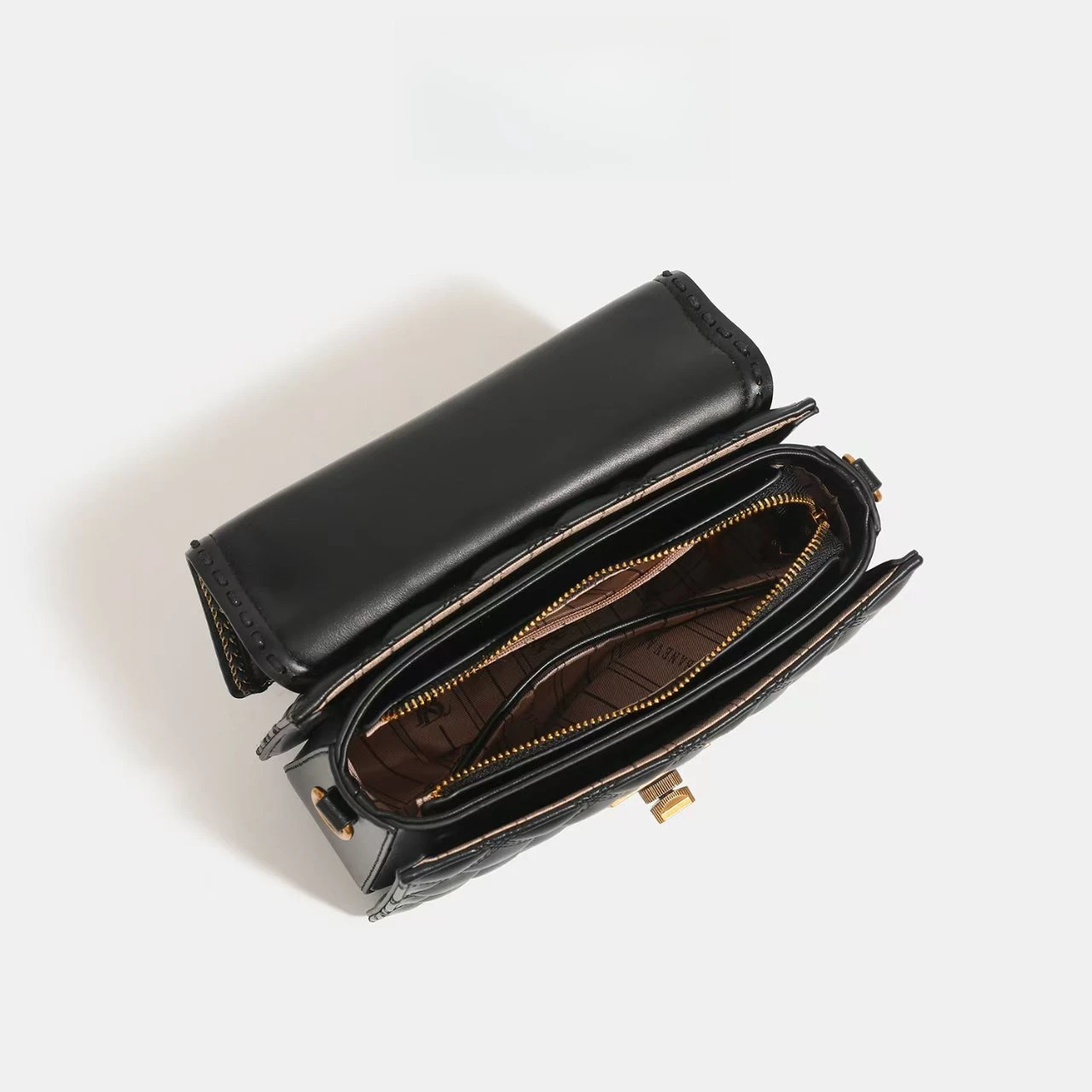 ​ กระเป๋าสะพายข้างผู้หญิงแบบควิลท์ลายล็อค รุ่นใหม่ ปี 2025 สายโซ่สไตล์วินเทจ กระเป๋าสะพายไหล่เก๋ไก๋สำหรับเดินทาง ดีไซน์หรูหราและกว้างขวาง ​