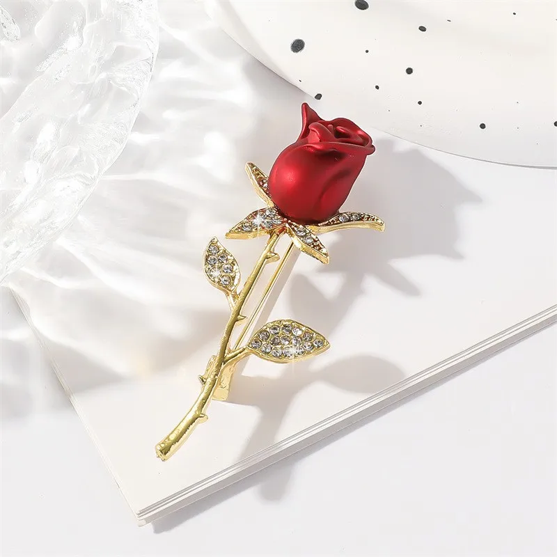 Rollenspiel-Brosche zum Valentinstag: Emaillierter Rosenstrauß für Damen und Herren, Perlen-Botanik-Anstecknadel, Rucksack-Geschenk, Schmuck-Accessoire