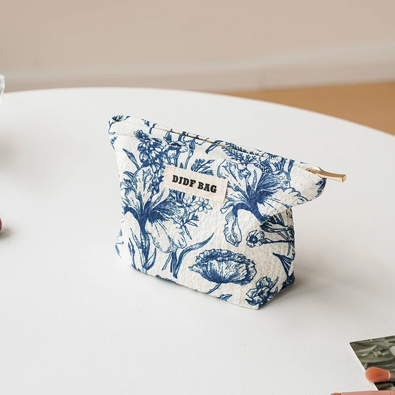 Blue and white porcelain painting style women\'s cosmetic bag, small cosmetics storage bag, zipper, portable travel toiletry bag