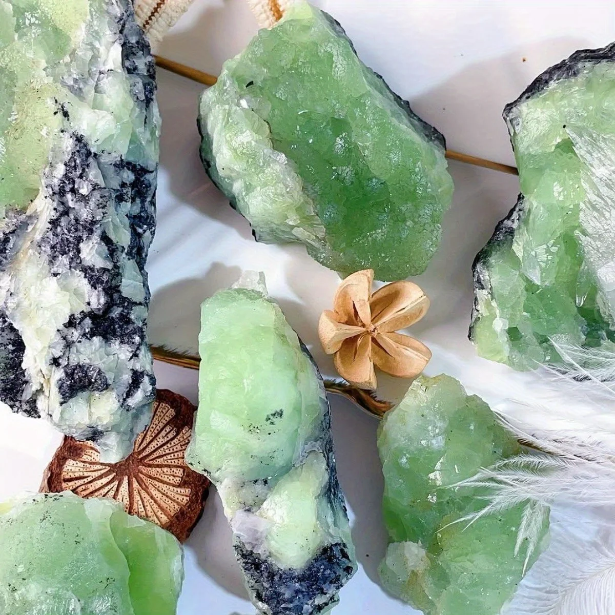 1pc Prehnite Stone Specimen - Vibrant Green with Black Veins, Home Decor - Ideal Gift for Stone Enthusiasts, Festive Holiday