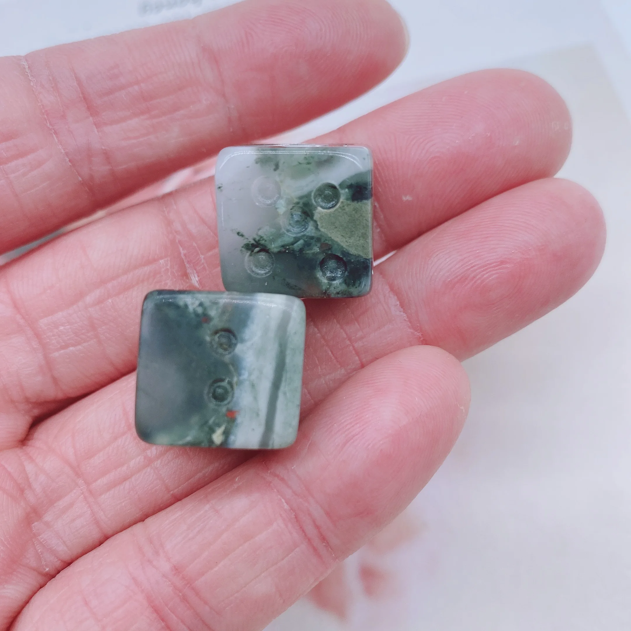 2pcs Natural Bloodstone Dice Energy Reiki Gemstone Cube Palm Carving Decoration Crystal Quartz Healing High Quality For Gift