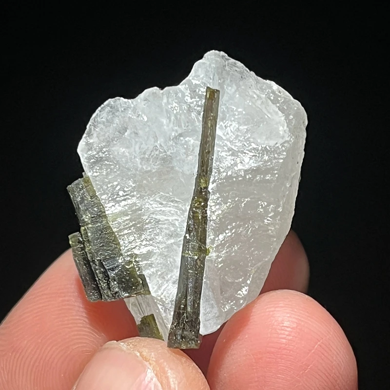 100% natural raw green tourmaline mineral specimen crystal quartz healing stone for home and garden decoration