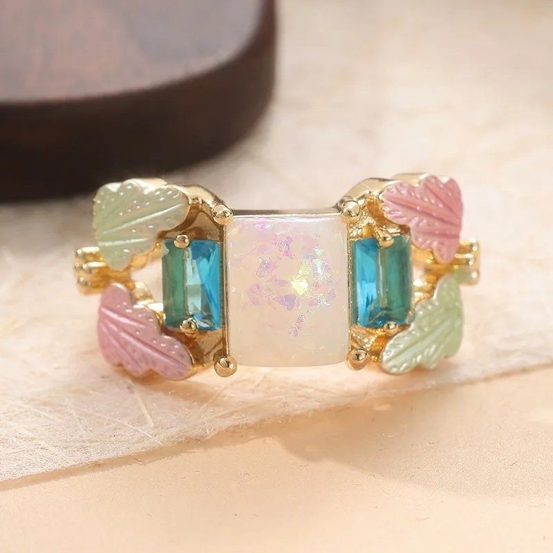 Vintage-Ring für Damen in Goldfarbe mit geschnitztem Blattmuster und eingelegtem, imitiertem weißem Opal, quadratisch, für den täglichen Gebrauch, Partyschmuck – Detail 1