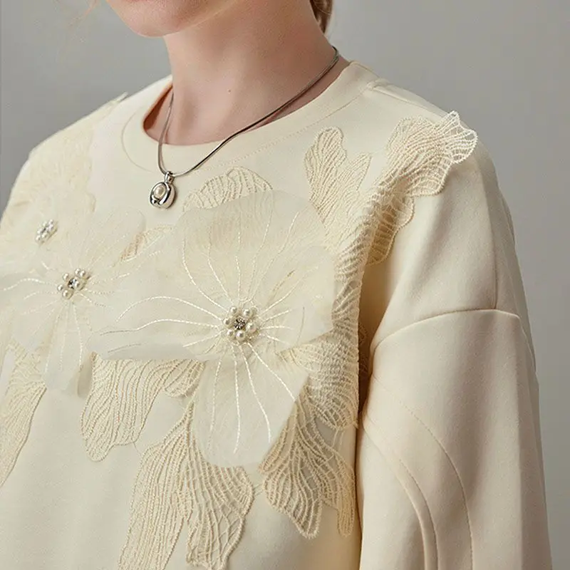 Three-dimensional Flower Patterned Patchwork Embroidered Fleece Thickened Hoodie