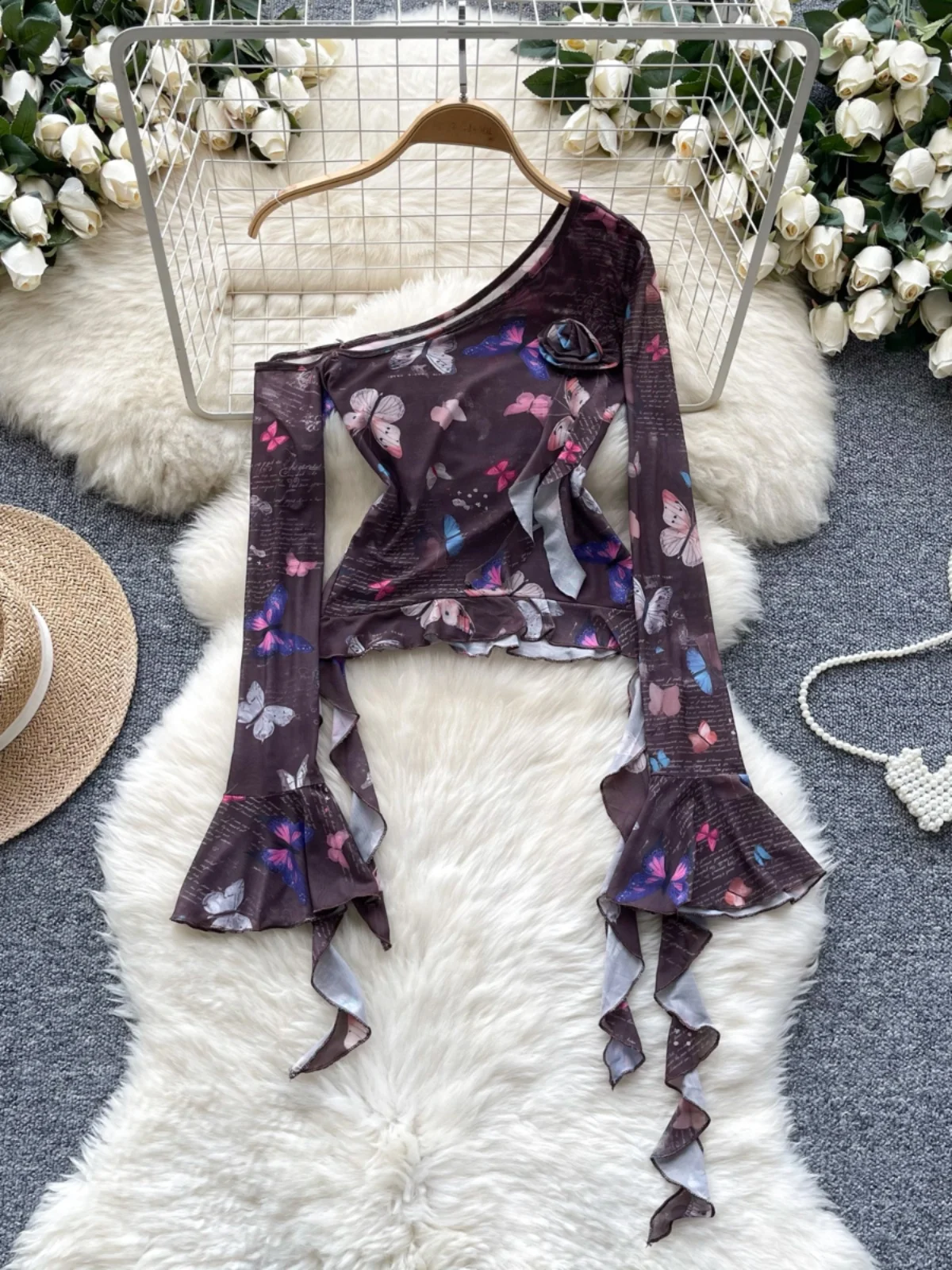 تي شيرت نسائي بأكمام طويلة على الطراز الأمريكي، تصميم مثير بياقة جانبية، كتف مكشوف، أكمام واسعة، تصميم نحيف مع طباعة شبكية عصرية