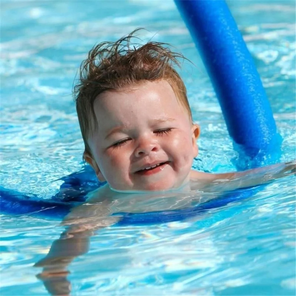 Nadmuchiwany pływający hamak do basenu, krzesło wodne - akcesoria basenowe, w tym pływające krzesło i drążek.