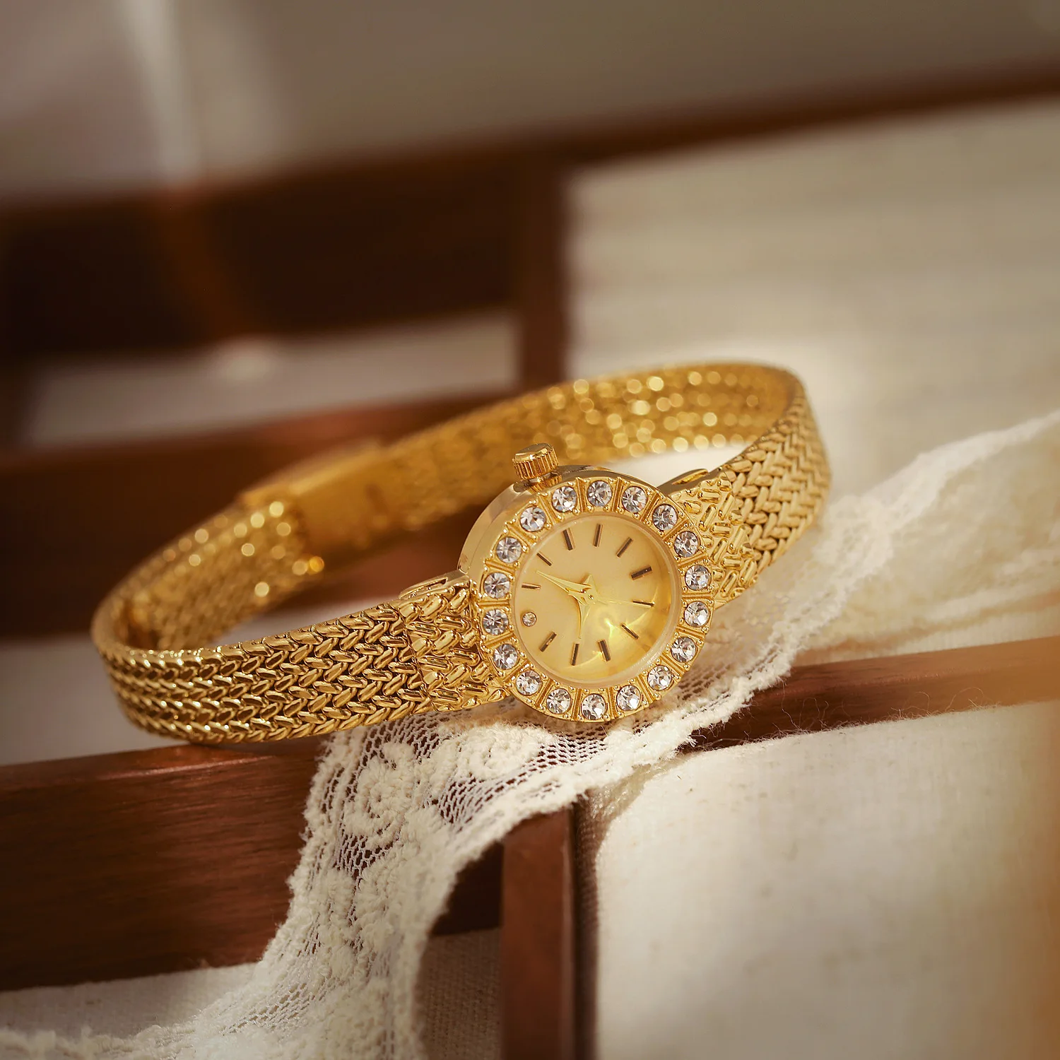 Reloj Retro de lujo para mujer, reloj de cuarzo pequeño elegante a la moda, resistente al agua, esfera de diamante, reloj dorado, regalo para novia 2025