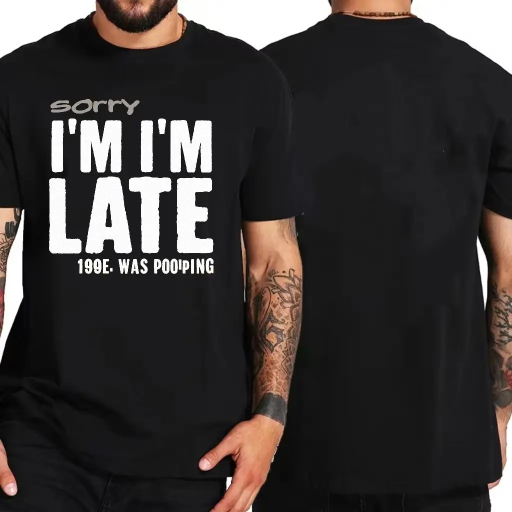 تي شيرت كاجوال برقبة دائرية وأكمام قصيرة مع طباعة نصية روح الدعابة - "حزن" بني داكن، "أنا متأخر" أبيض جريء متكرر (عمودي 'I