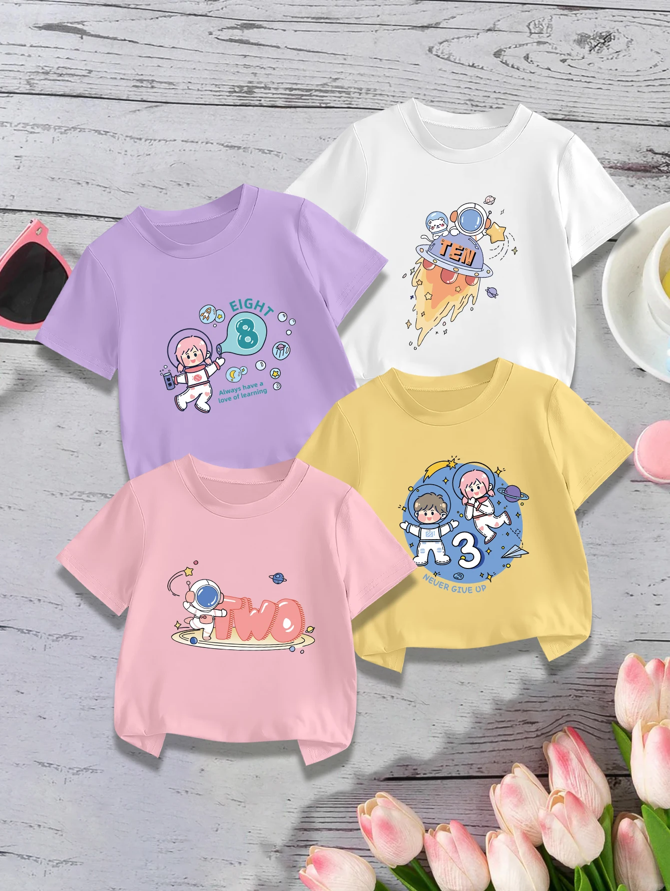 

4 предмета: летние футболки для девочек с милым мультяшным принтом космонавта, выпускающего пузыри.