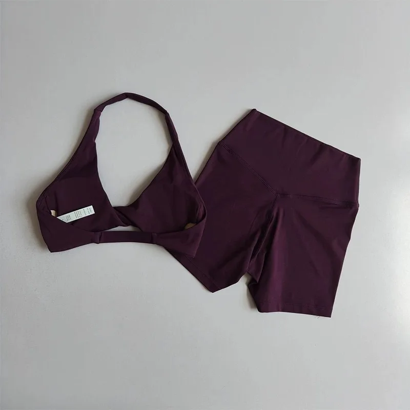 Sexy Neckholder-Sport-BH mit offenem Rücken und stützendem Design für Damen, 2-teiliges Outfit mit hochtaillierten Shorts für Pilates, Yoga, Laufen und Training. – Detail 11