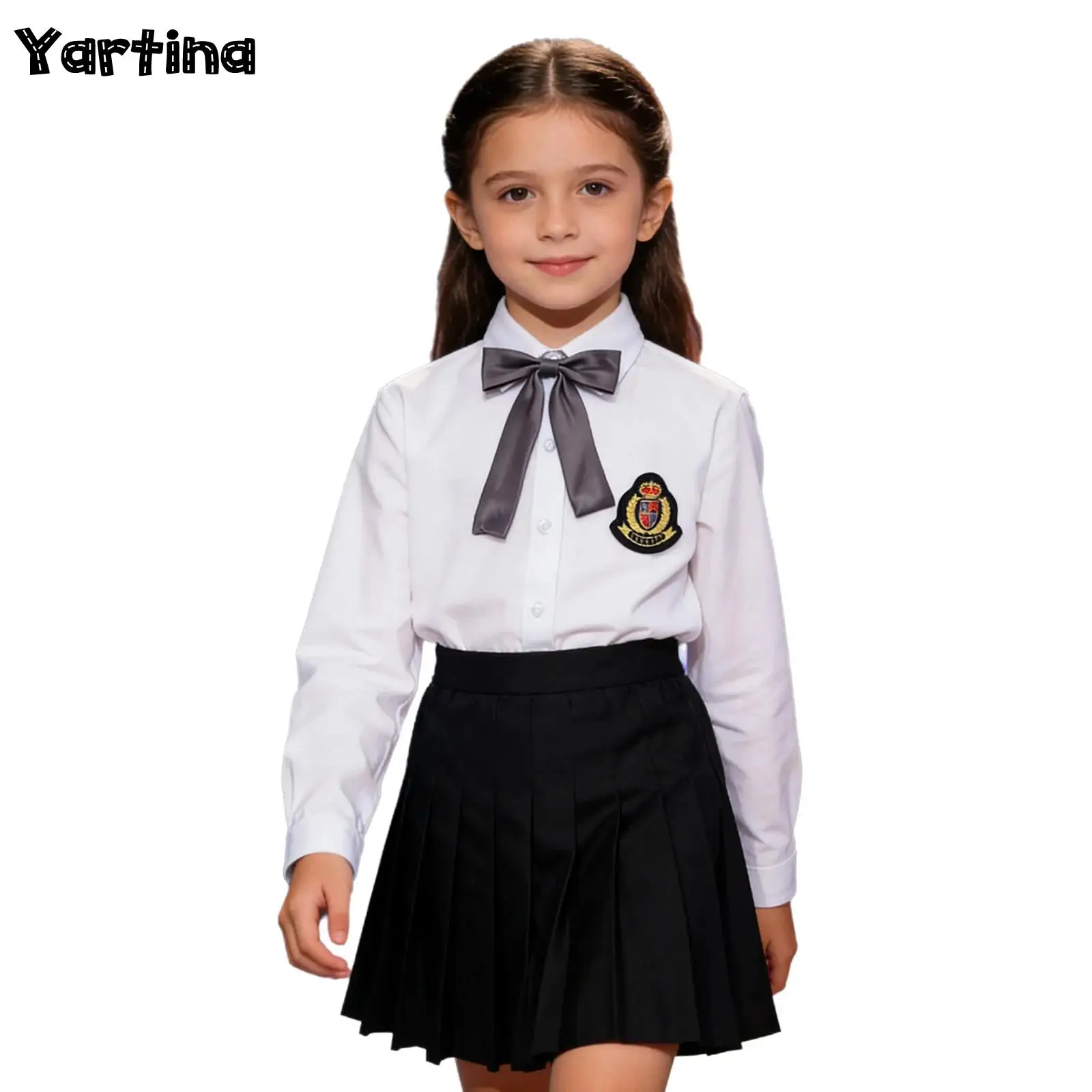 

Школьная форма для девочек: рубашка с отложным воротником, длинными рукавами, пуговицами, значком и галстуком-бабочкой, костюм для выступлений