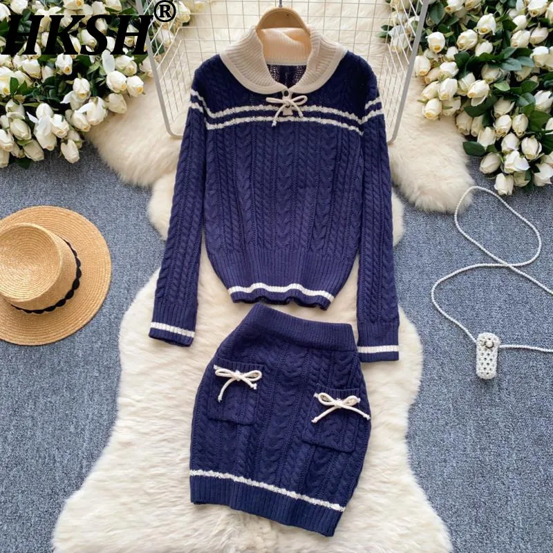 

HKSH Осенний новый женский комплект из двух предметов, вязаный свитер контрастного цвета с длинными рукавами, повседневный топ с карманами и бантом, элегантная короткая юбка HK9411