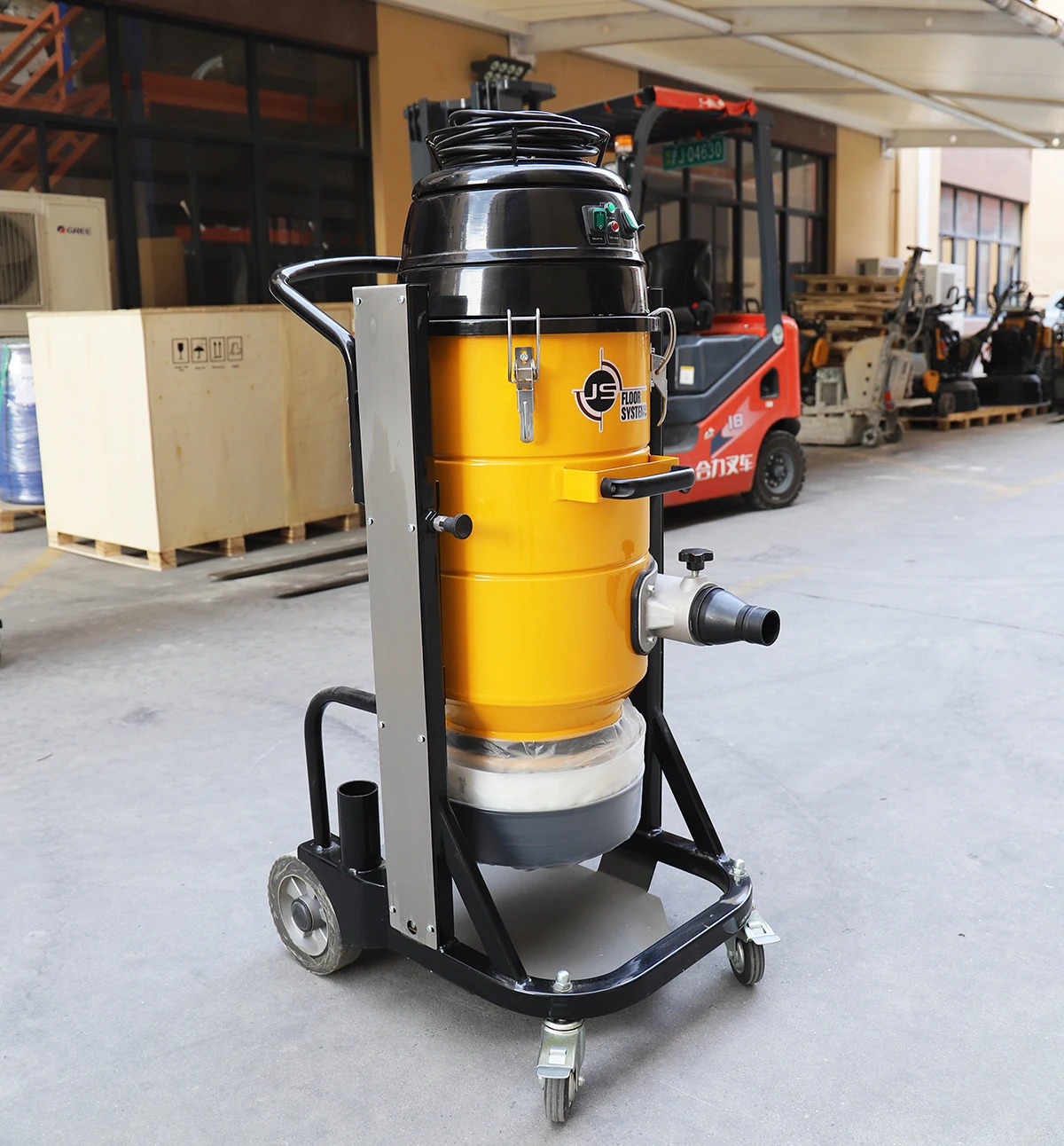Continuously running industrial vacuum cleaner with electric self-cleaning vacuum cleaner for dust removal