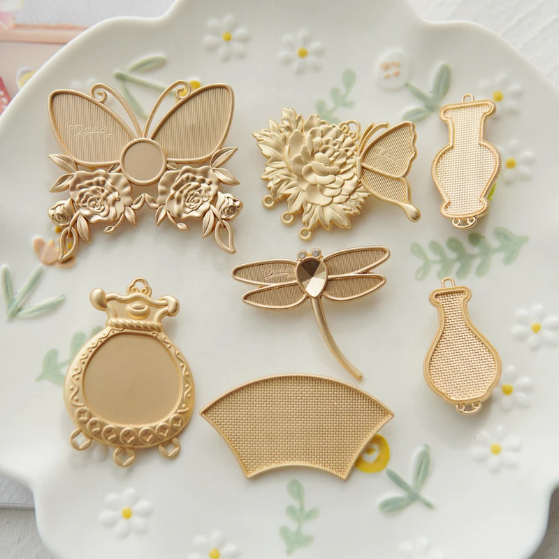 

New Chinese Sle Silk Brocade Peaco Fan Swallowtail Pin Brooch Pin Baing Leather Patch Imitation Tortoise ell Design