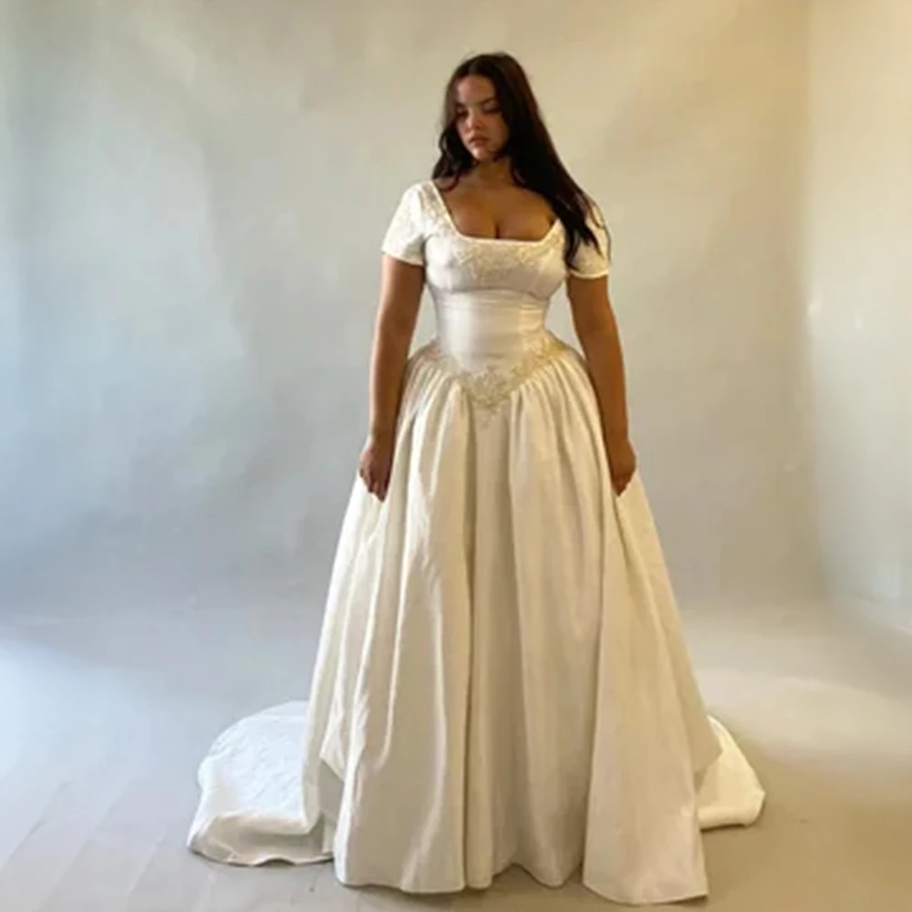 Aangepaste plus size baljurk trouwjurk met vierkante hals en korte mouwen satijnen stof kant verfraaide bruidsjurk voor bochtige bruiden