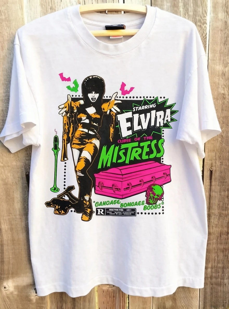La camiseta The Elvira Mummy Curse a menudo se diseña como una camiseta marrón unisex para hombre con mangas cortas, ideal para las ofertas de verano.