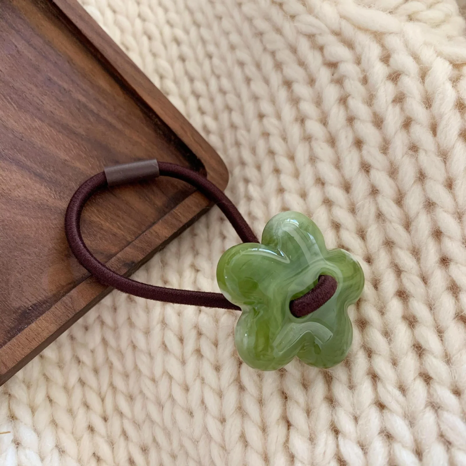 6-teiliges durchscheinendes Blumen-Haargummis-Set, bunte elastische Harzbänder, bezaubernder Haarschmuck, perfekt für Pferdeschwänze und Zöpfe – Detail 9
