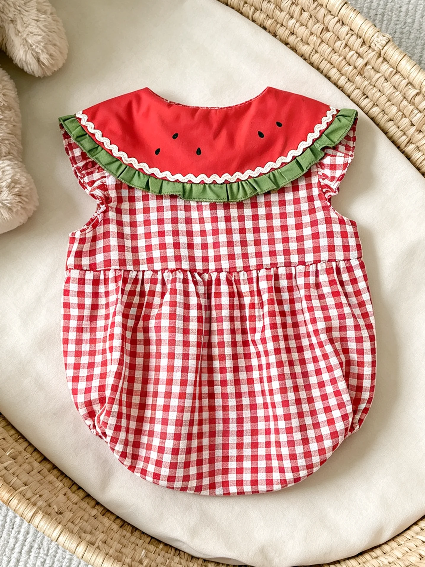 Mädchen-Strampler mit Wassermelonenkragen und Schleife, rot-weiß kariert, ärmellos, niedlicher Baby-Strampler mit Fruchtprint für Sommerpicknicks – Detail 3