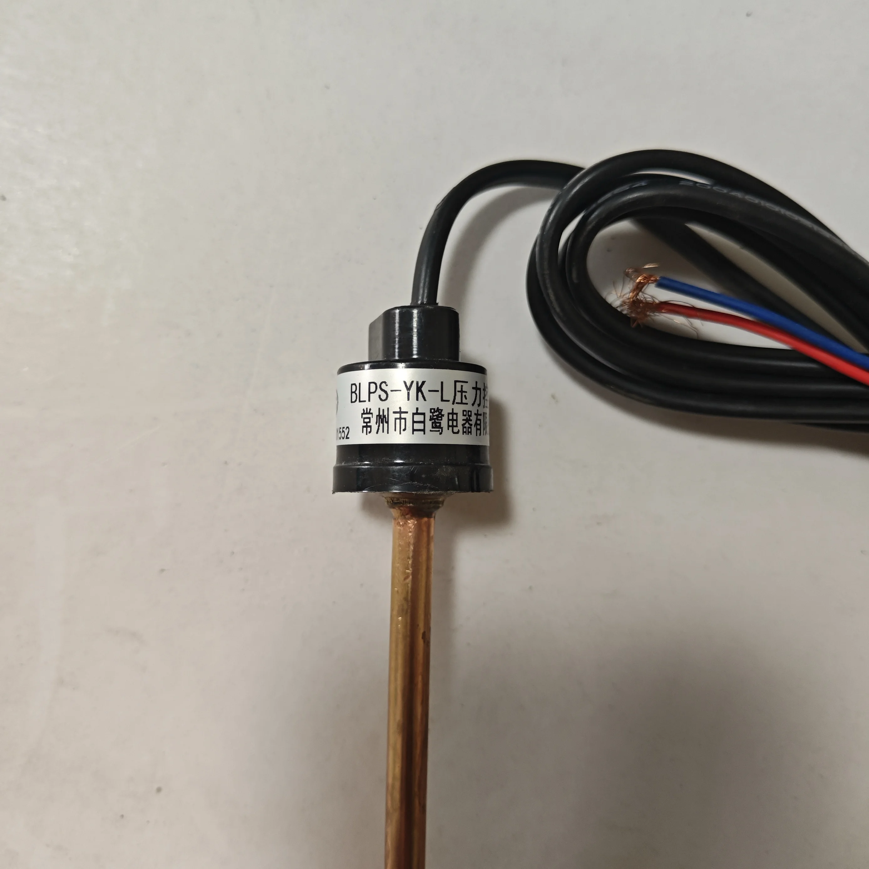 

Белый контроллер низкого давления egret BLPS-YK-L отключенный 0,25 МПа и подключенный 0,35 МПа со сваркой проводов