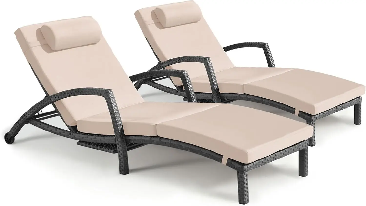 Juego de dos tumbonas de mimbre para exteriores, cómodas tumbonas para patio y piscina con ángulo de respaldo ajustable en cinco posiciones, portavasos incorporado, asientos acolchados resistentes para el borde de la piscina, color marrón