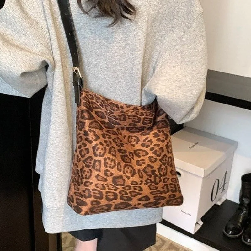 

Минималистичная дизайнерская сумка для подгузников класса люкс для женщин: элегантная кожаная сумка-тоут, стильная сумка через плечо, простой силуэт