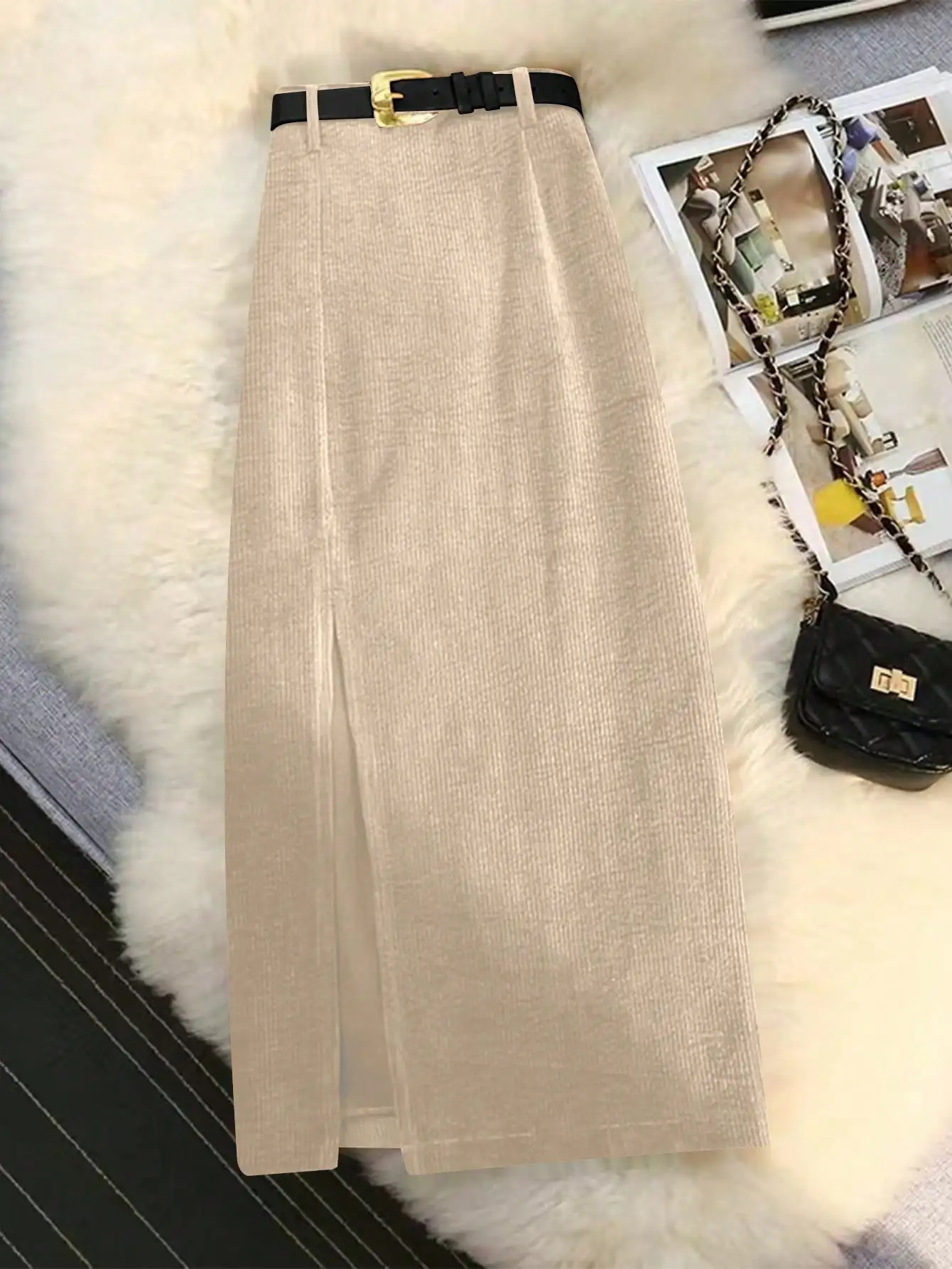 

2025 Careful Recommendation! Beige Knitted Split Maxi Skirt, Paired with a Black Belt with a Gold Buckle, Simple yet Stylish. Th
