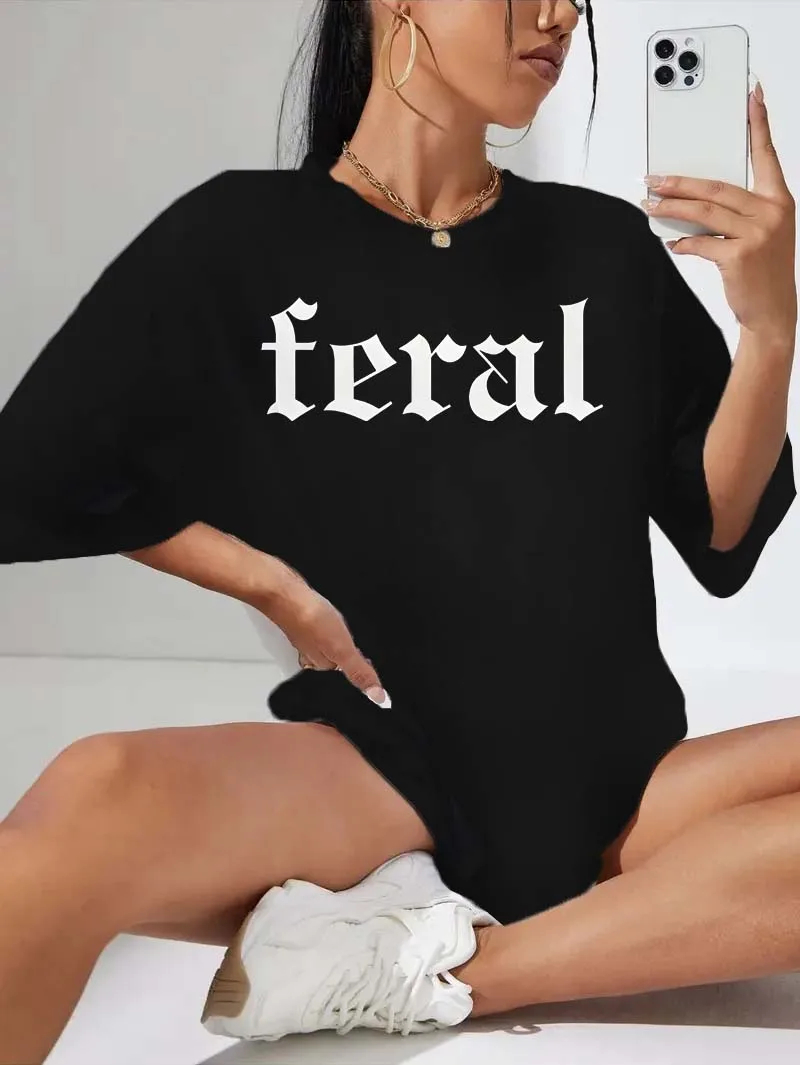 Koszulka Plus Size z grafiką \"Feral Letter\" dla bezproblemowej elegancji i modnej mody.