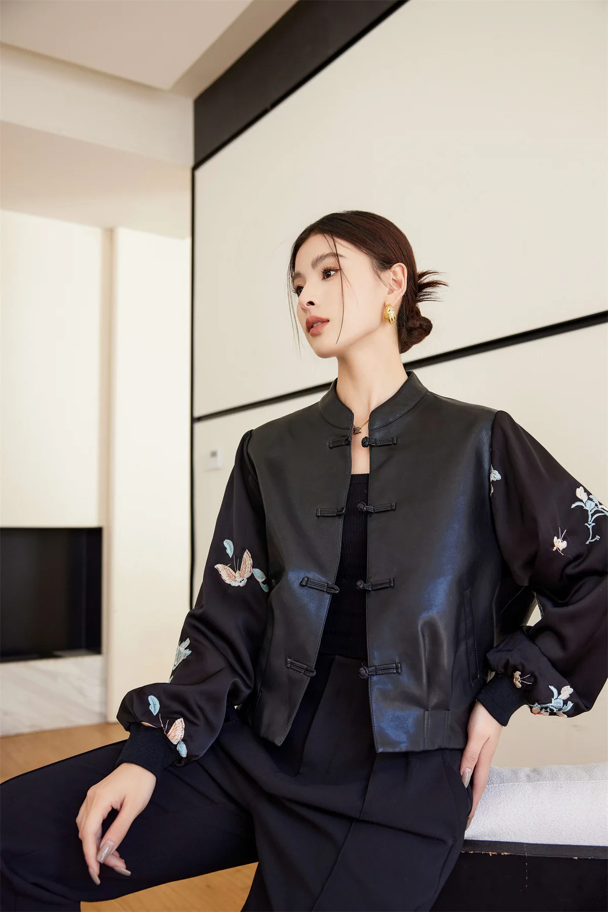 سترة جلدية مرقعة على الطراز الصيني الجديد، سترة جلدية قصيرة للنساء، سترة جلدية مطرزة على الطراز الصيني الجديد