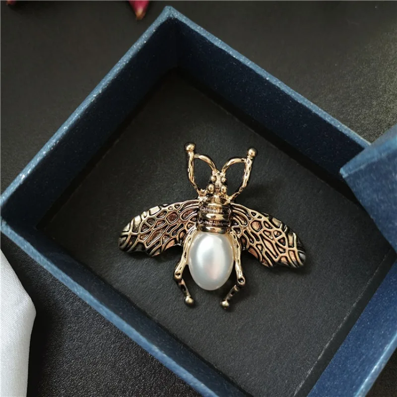 Women Men Vintage Retro Bee Brooch Pin Fashion Elegant Classic Middle Design Unisex Clothing Coat Bages