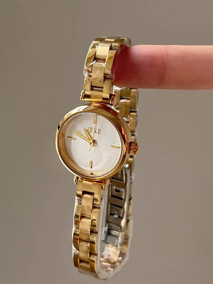 High-EndStylishWomen'SRound WatchWith A Luxurious And Elegant Design Featuring A Silver Stainless Steel Band And Quartz Movement