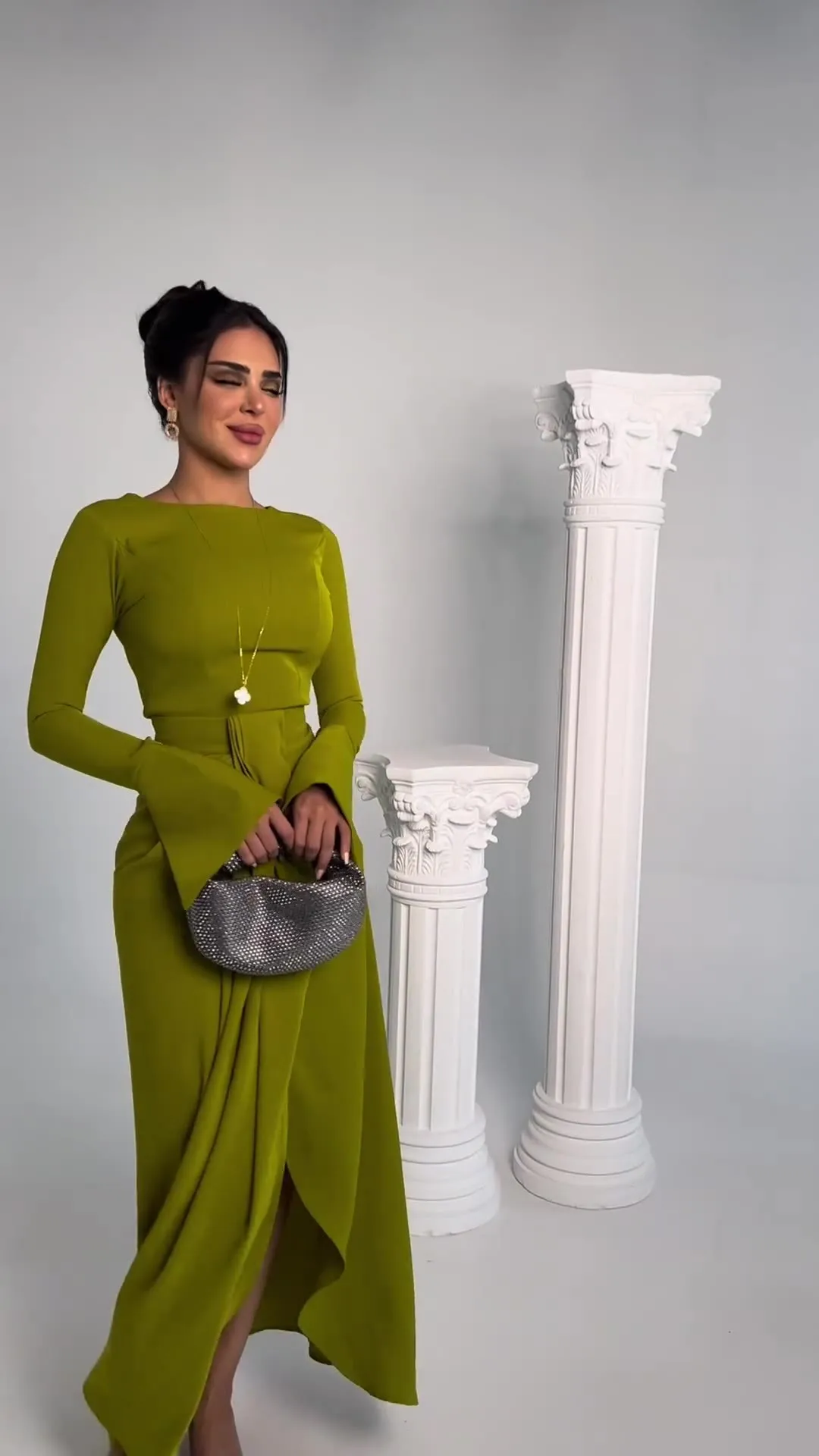 エレガントなグリーンサテン スリット入りワンピース 春 レディース ラウンドネック 長袖 ロングワンピース 秋 ハイウエスト プルオーバー アンクル丈ワンピース