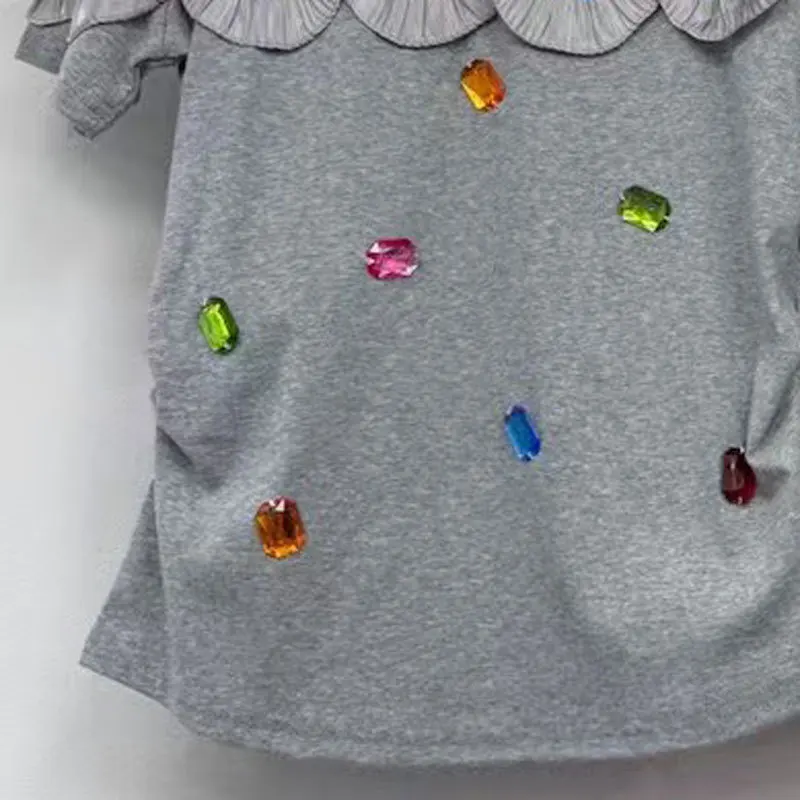 Modna koszulka damska z krótkim rękawem, zdobiona koronką z koralikami, nowość na lato 2025, popularny model z blokami kolorów, koronkowymi wstawkami i efektem wyszczuplającym talię.