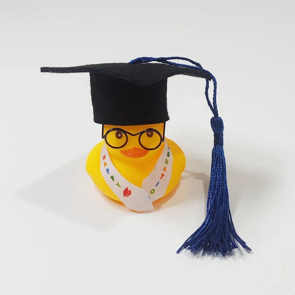 Graduation Duckling Dekoracje na deskę rozdzielczą samochodu z kapeluszem z okazji ukończenia szkoły i muszką Gumowe ozdoby samochodowe z kaczką dla