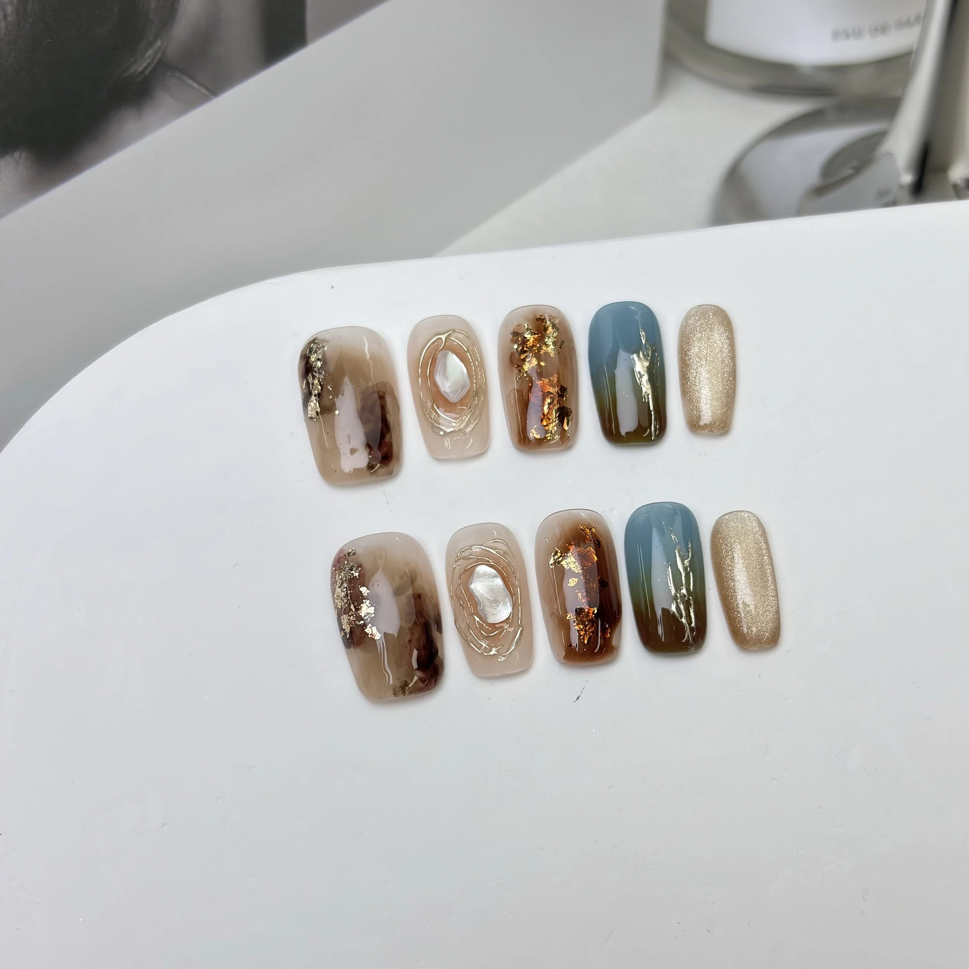 10枚入り 秋冬 アンバー フェイクネイル キャットアイ つけ爪 クロームパウダー ネイルチップ キャラメルグリッター 付け爪 ショートスクエアネイル