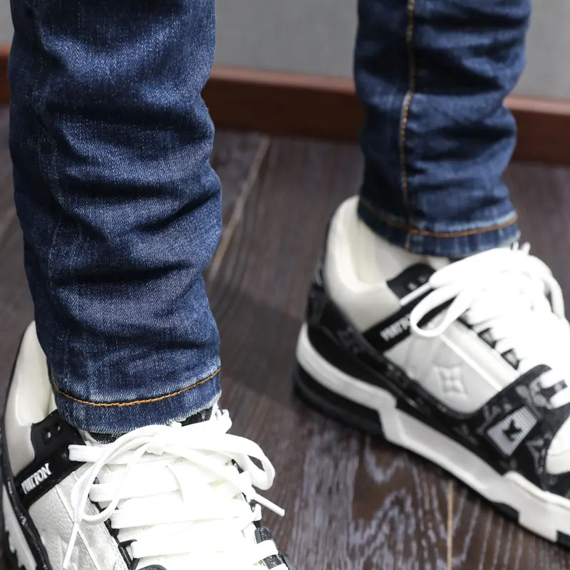 

Y2K High Street Fashion New Men's Jeans Wrinkle Wash Nostalgic Perforation Black Leather Patch Blue Jeans Hip Hop Brand Splicing