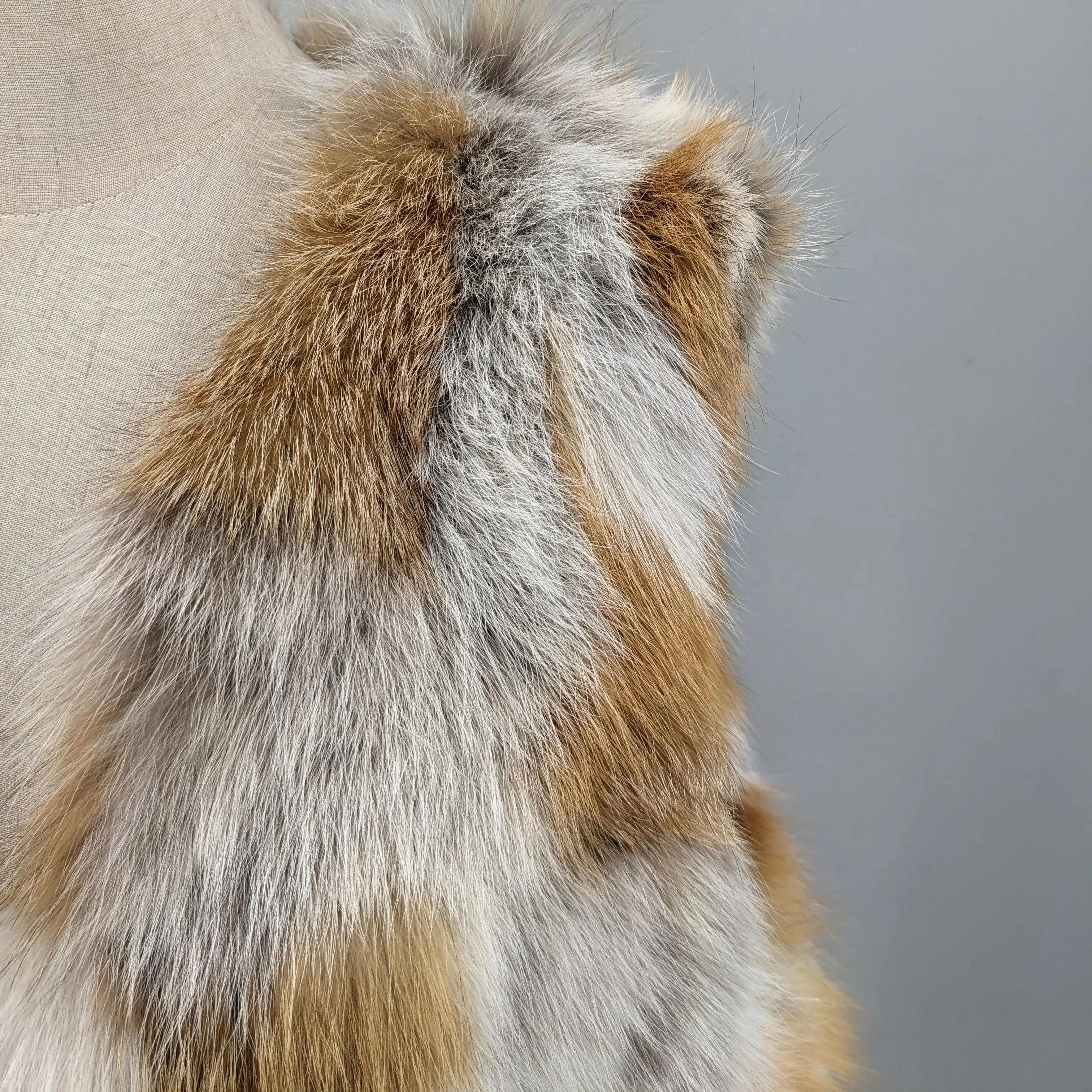 เสื้อกั๊กขนสุนัขจิ้งจอกธรรมชาติสำหรับผู้หญิงสำหรับฤดูหนาว เสื้อคลุมแบบไม่มีแขน ทำจากขนสีสันสดใสชิ้นเล็กๆ