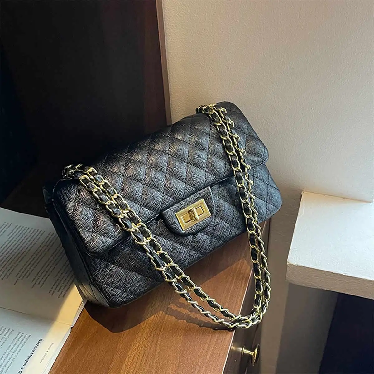 حقيبة كروس Argyle مبطنة بتصميم عتيق من البولي يوريثان وحزام على شكل سلسلة وقفل رفرف وحقيبة كتف خفيفة الوزن للتنقل اليومي وحقيبة تخزين التسوق