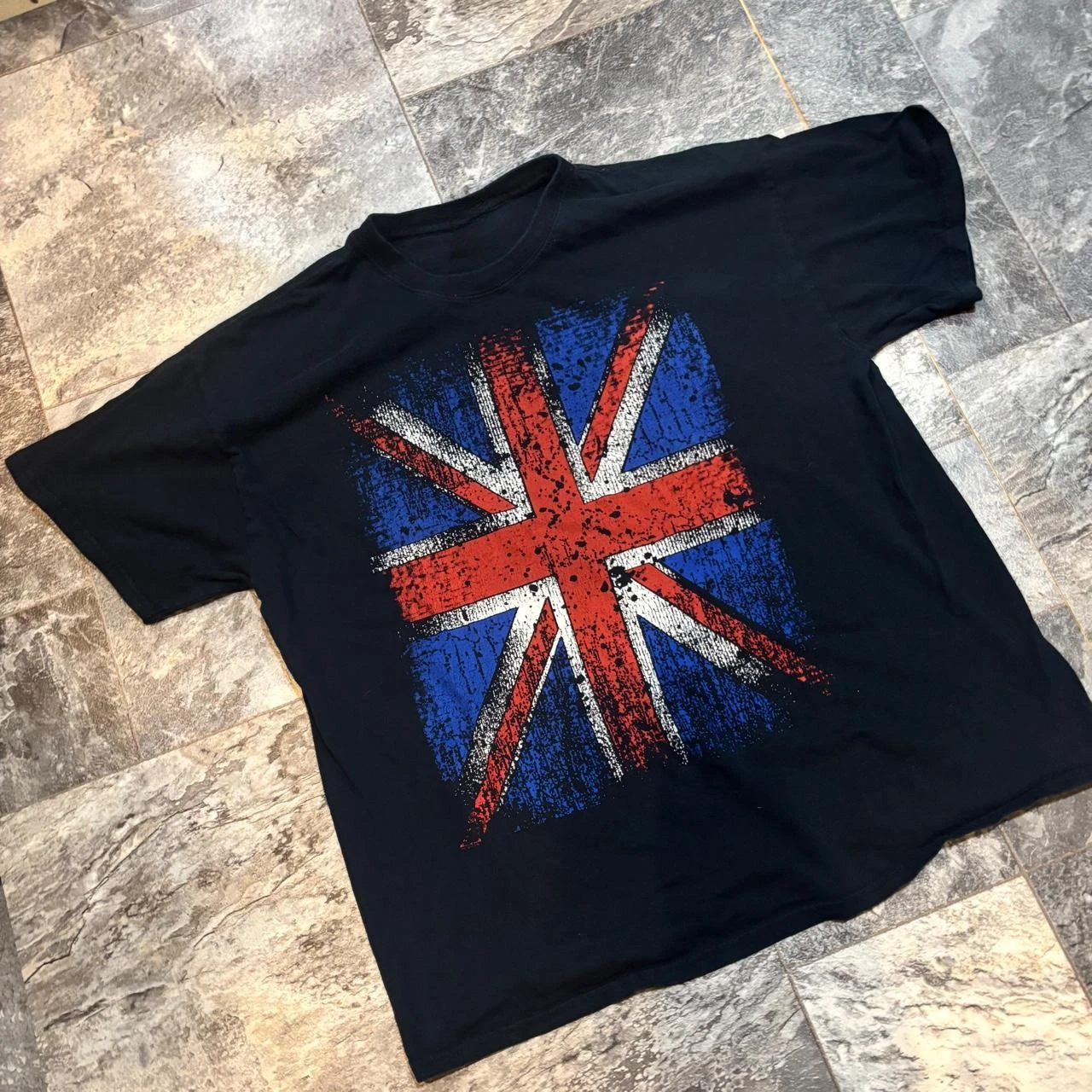 New Arrivals: T-shirts with national flag prints, '90s-inspired cropped tops, Y2K “grunge” style, and 2000s-inspired tops—unisex