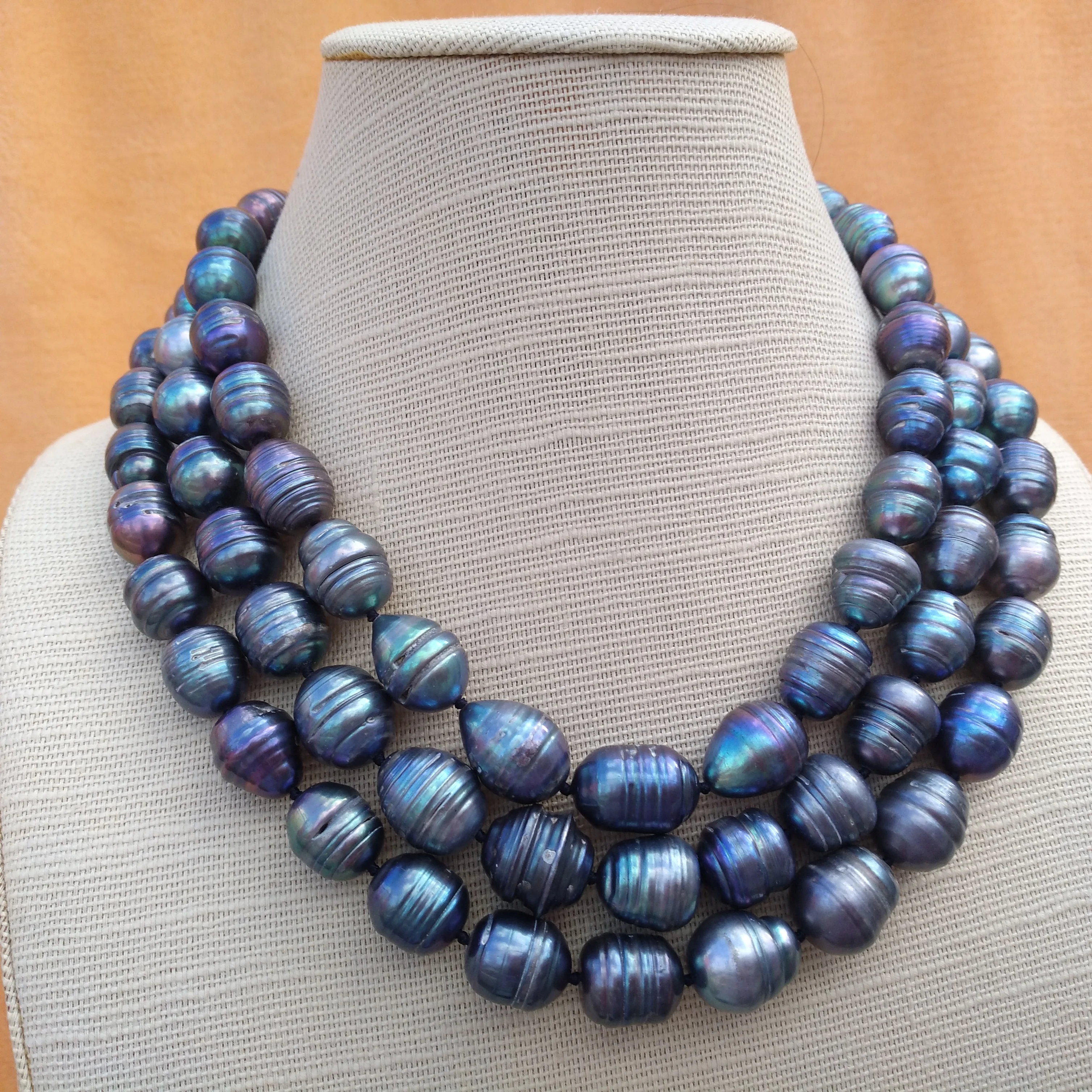 3row AAA+ 10-12mm Real Natural south sea blue Black Pearl Necklace 42cm Videos and pictures are all taken in kind.