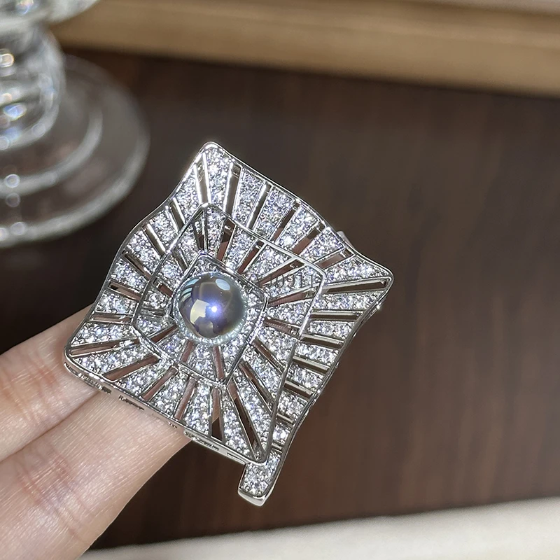 컬러 실버 그레이 진주 미로 기하학적 브로치 하이 엔드 절묘한 패션 핀 스웨터로 장식 된 하이 엔드 강한 빛