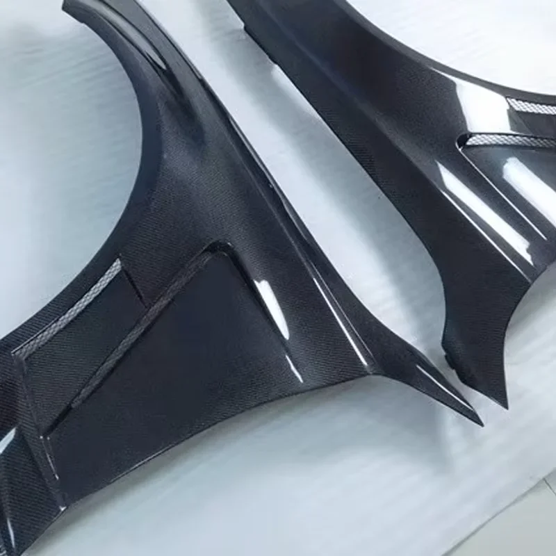 W205 C63 C300 C250用 カーボンファイバー製 ベンチレーション付きフェンダー（2015-2021年式）