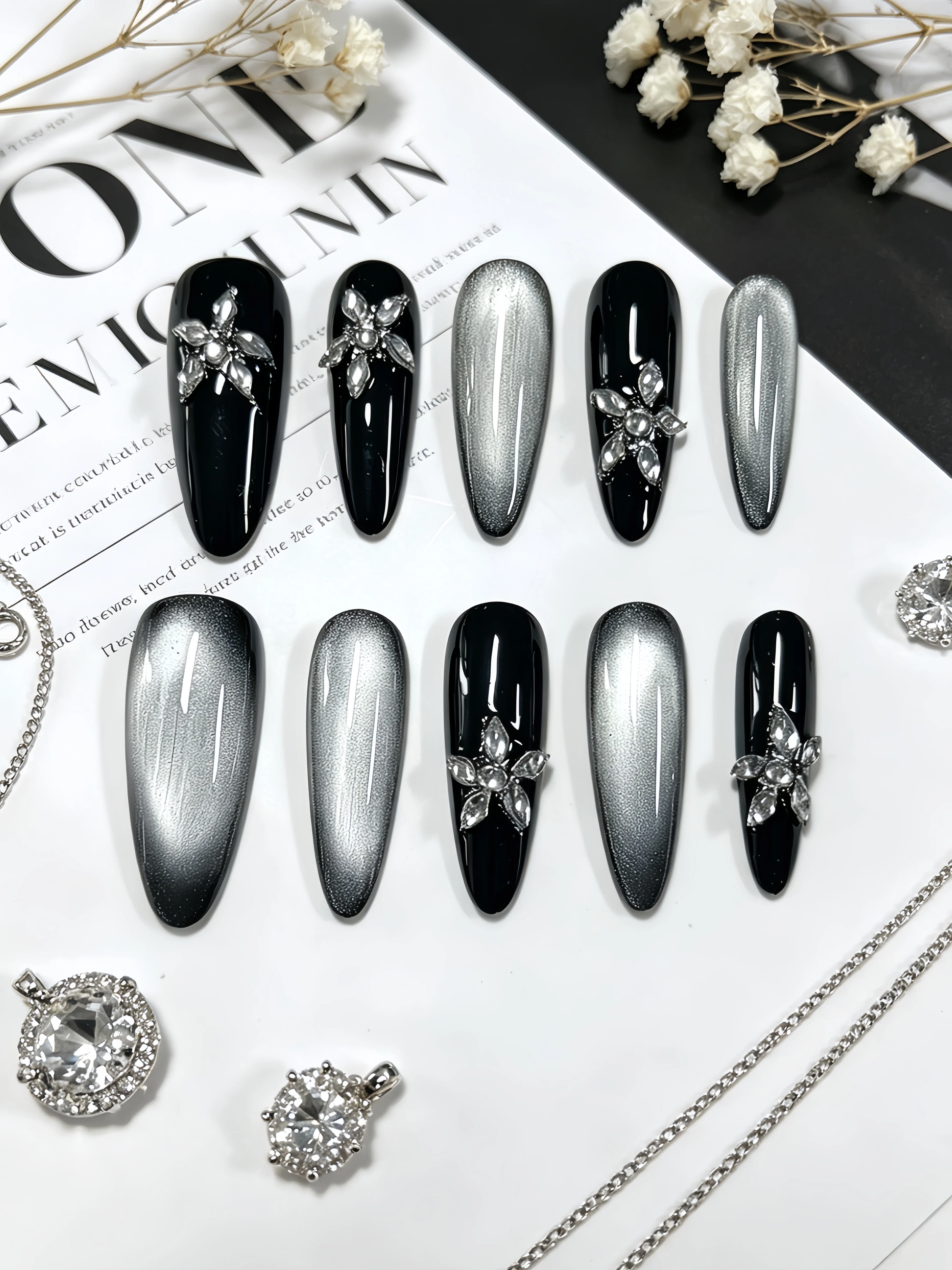 10 uñas postizas largas en forma de gota de agua, pegatinas de uñas con efecto ojo de gato en degradado negro y plateado, combinadas con pedrería de cristal para un estilo minimalista oscuro, arte de uñas estilo Instagram, adecuadas para uso diario, reuniones informales, banquetes, bares, fiestas disco, festivales de música, uñas postizas de estilo francés de lujo, estilo gótico coreano, Halloween, chica picante, dama madura, trabajadora de oficina, chica dulce y cool, estilo de personalidad nicho, uñas postizas para entusiastas de la moda, incluye un pegamento de gelatina y una lima de uñas.