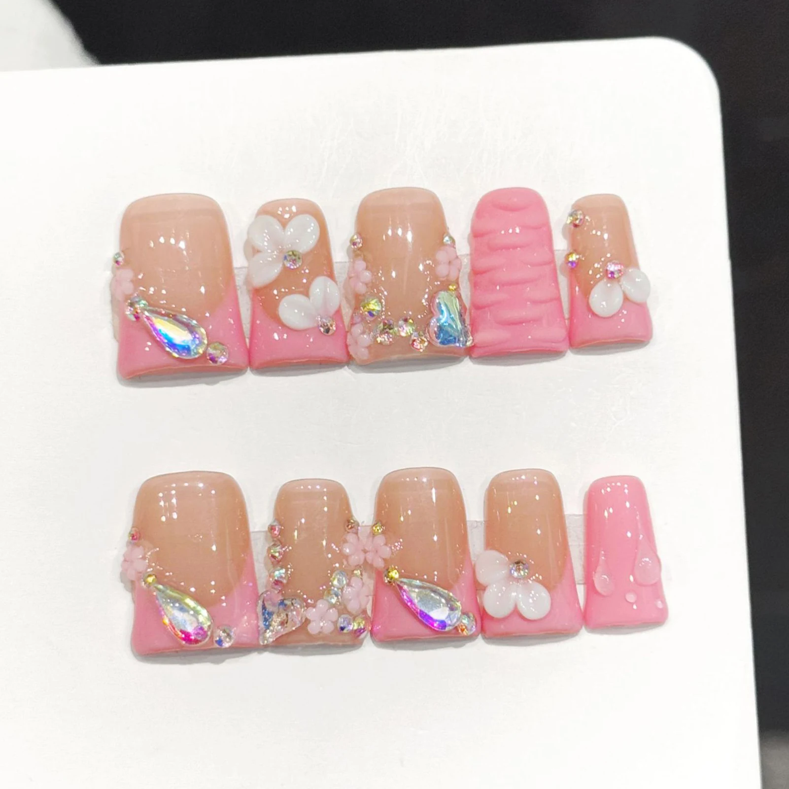 10 Stück kurze, duckbillförmige Press-on-Nägel mit 3D-Blumen- und Strass-Design, künstliche Nägel, süße, pinkfarbene, französische Kunstnagelspitzen