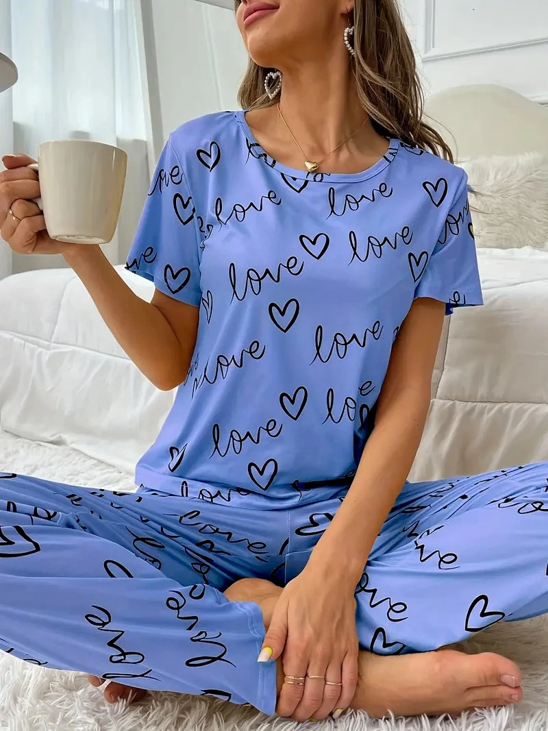 Conjunto de pijama feminino de cetim com estampa de coração, manga curta, gola redonda, camiseta e calça combinando, tecido aconchegante, ideal para roupa de dormir