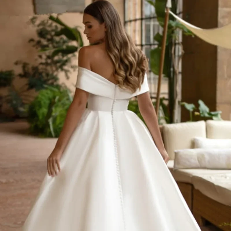 Robe de mariée élégante en satin blanc avec pompadour, robe de mariée avec boutons d'épaule, longueur de train plissée, robe de mariée éducative